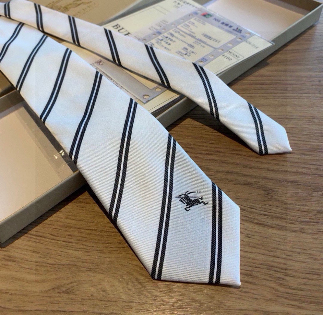 B家专柜同步领带出货啦‼️‼️巴宝莉新款👔👔，稀有😻😻展现精湛手工与时尚优雅的理想选择，这款采用B家最具