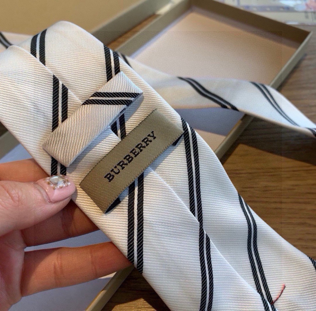 B家专柜同步领带出货啦‼️‼️巴宝莉新款👔👔，稀有😻😻展现精湛手工与时尚优雅的理想选择，这款采用B家最具