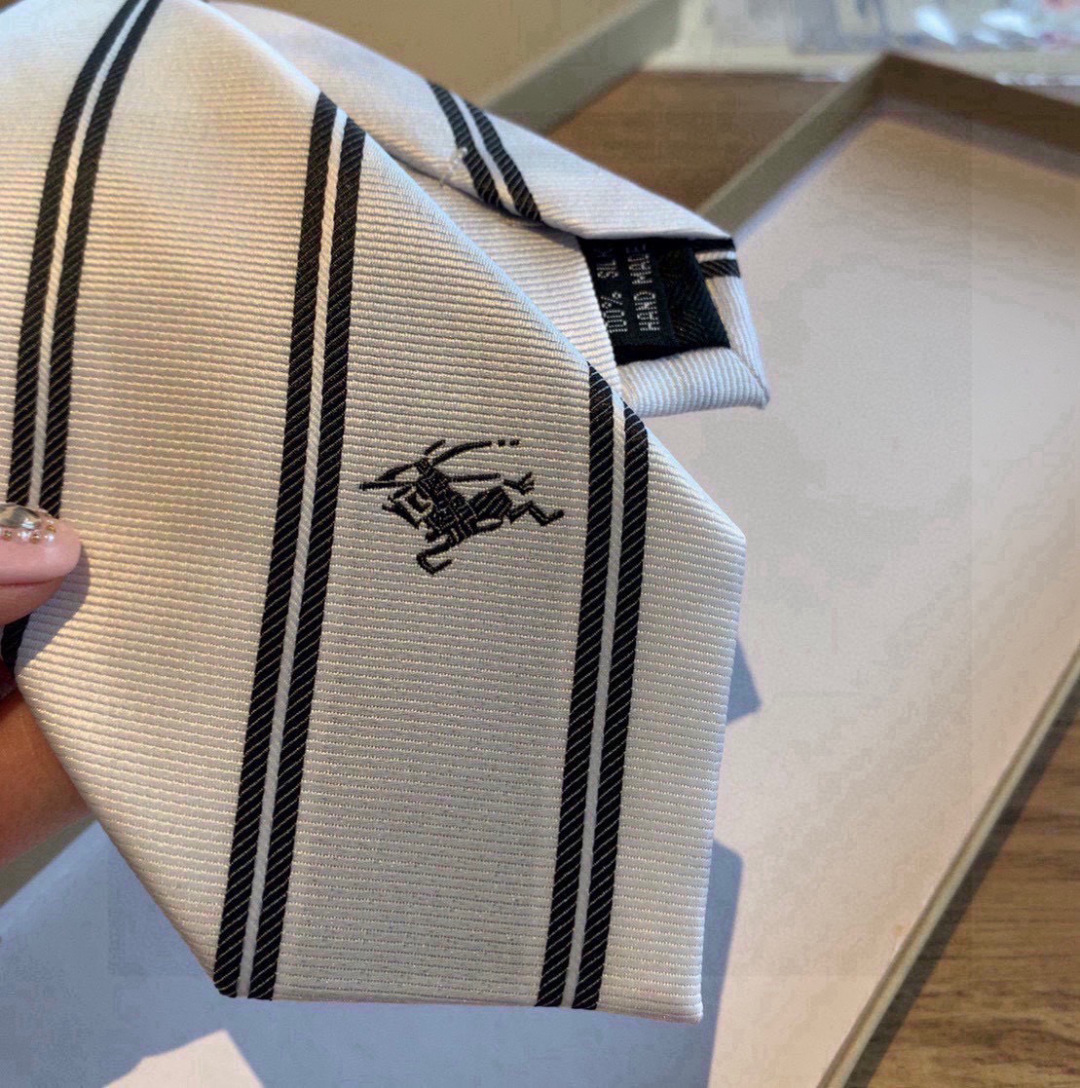 B家专柜同步领带出货啦‼️‼️巴宝莉新款👔👔，稀有😻😻展现精湛手工与时尚优雅的理想选择，这款采用B家最具