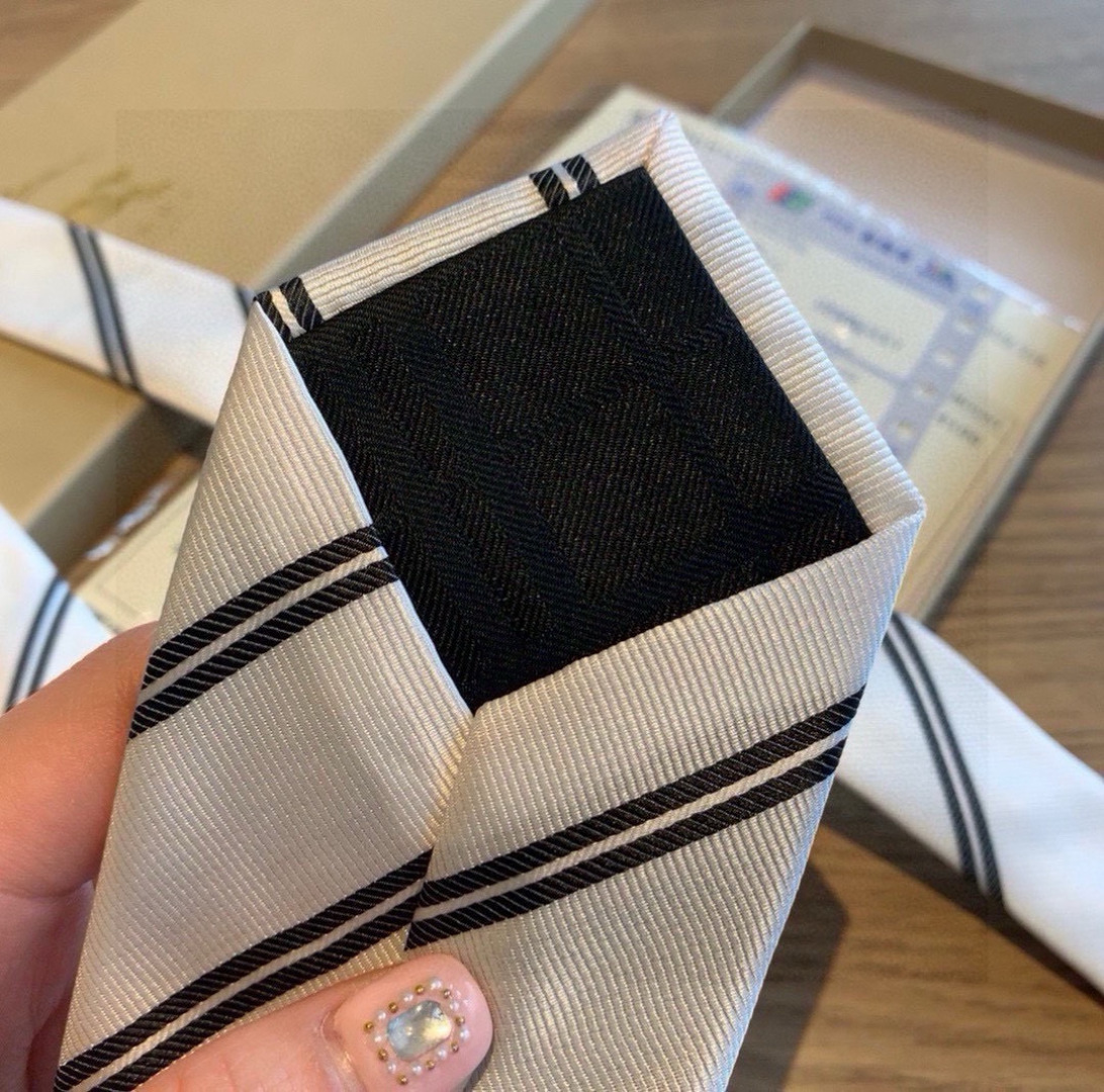 B家专柜同步领带出货啦‼️‼️巴宝莉新款👔👔，稀有😻😻展现精湛手工与时尚优雅的理想选择，这款采用B家最具