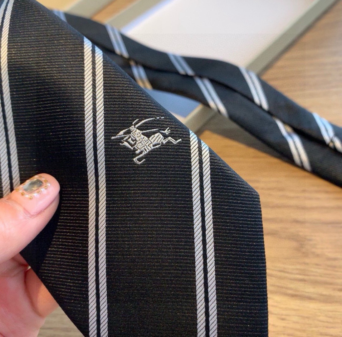 B家专柜同步领带出货啦‼️‼️巴宝莉新款👔👔，稀有😻😻展现精湛手工与时尚优雅的理想选择，这款采用B家最具