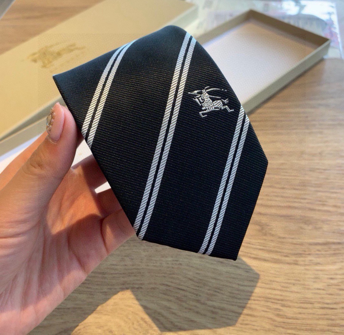 B家专柜同步领带出货啦‼️‼️巴宝莉新款👔👔，稀有😻😻展现精湛手工与时尚优雅的理想选择，这款采用B家最具