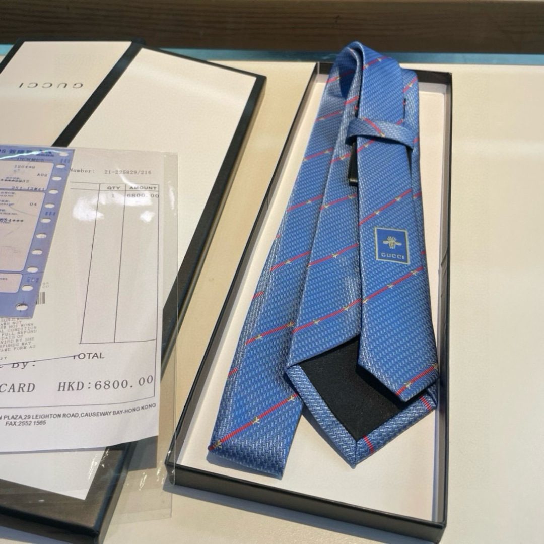 男士领带系列👔👔，稀有采用专柜经典主题动物蜜蜂绣花展现精湛手工与时尚优雅的理想选择，这款领带将标志性完美