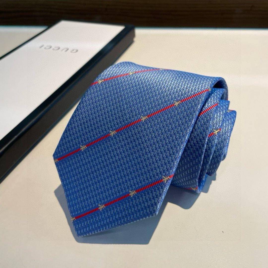 男士领带系列👔👔，稀有采用专柜经典主题动物蜜蜂绣花展现精湛手工与时尚优雅的理想选择，这款领带将标志性完美