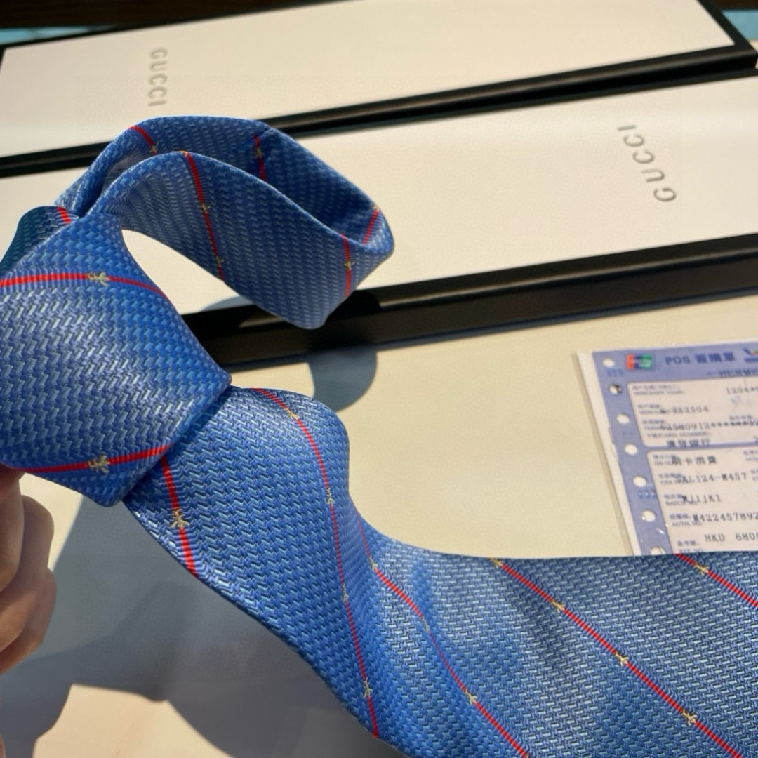 男士领带系列👔👔，稀有采用专柜经典主题动物蜜蜂绣花展现精湛手工与时尚优雅的理想选择，这款领带将标志性完美