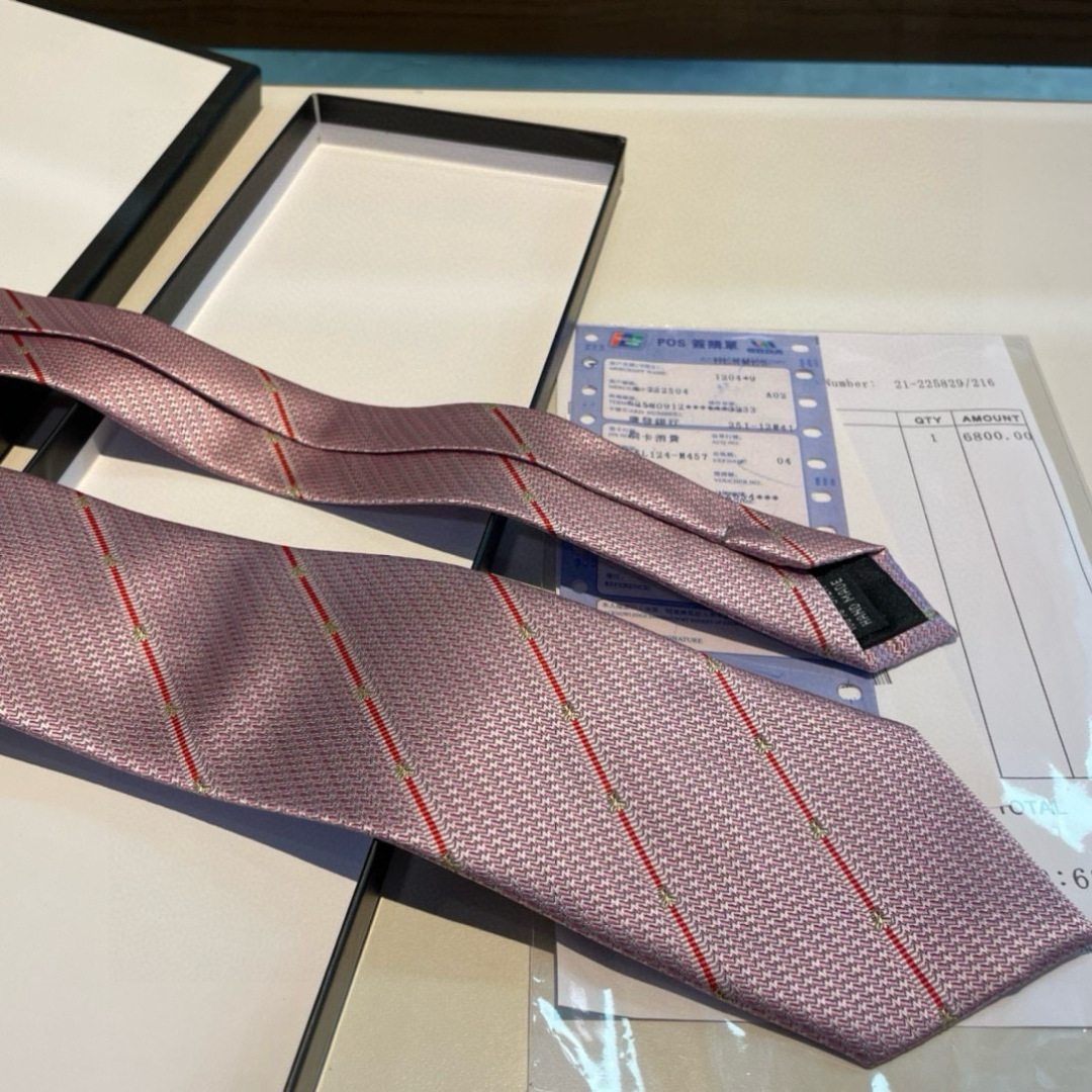 男士领带系列👔👔，稀有采用专柜经典主题动物蜜蜂绣花展现精湛手工与时尚优雅的理想选择，这款领带将标志性完美