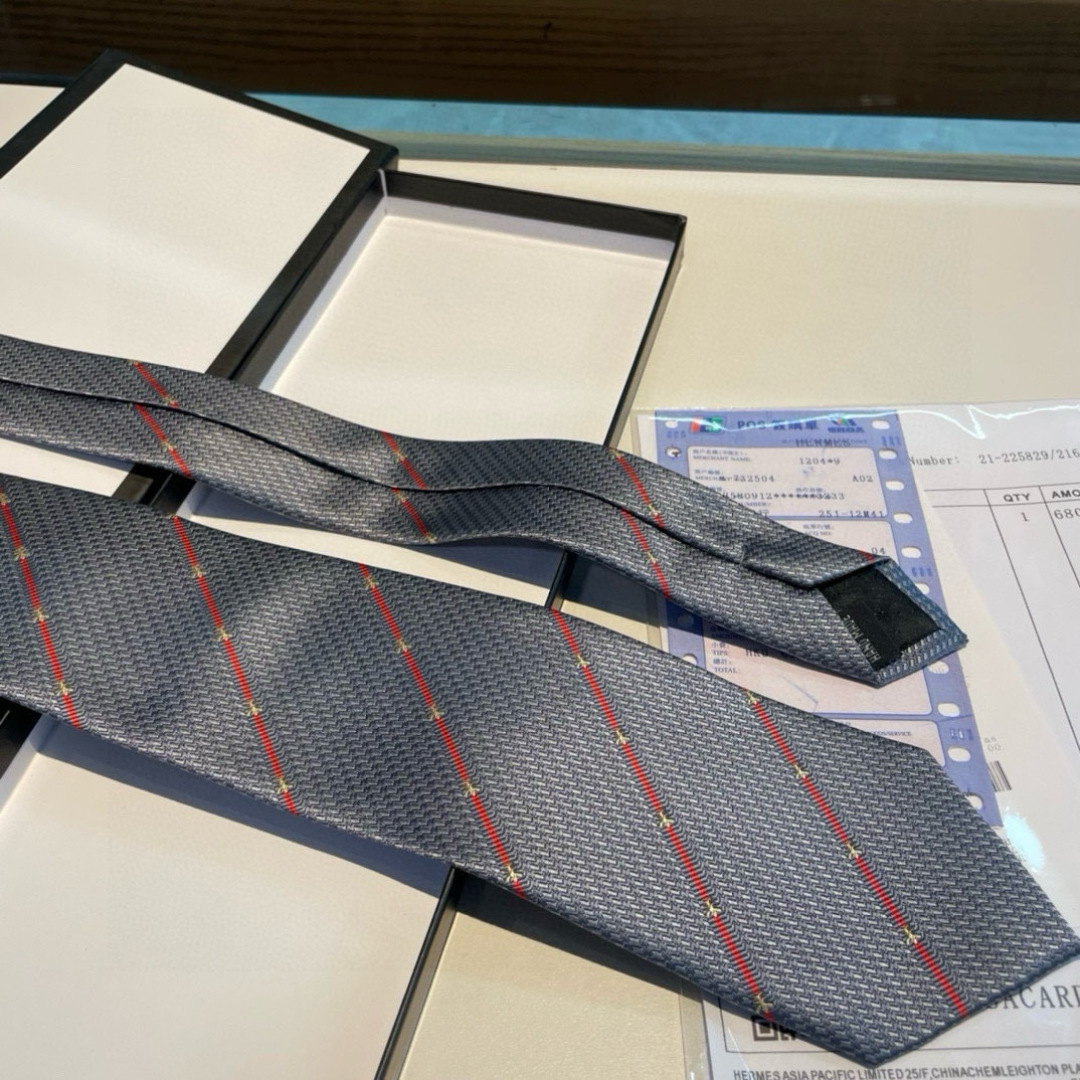 男士领带系列👔👔，稀有采用专柜经典主题动物蜜蜂绣花展现精湛手工与时尚优雅的理想选择，这款领带将标志性完美