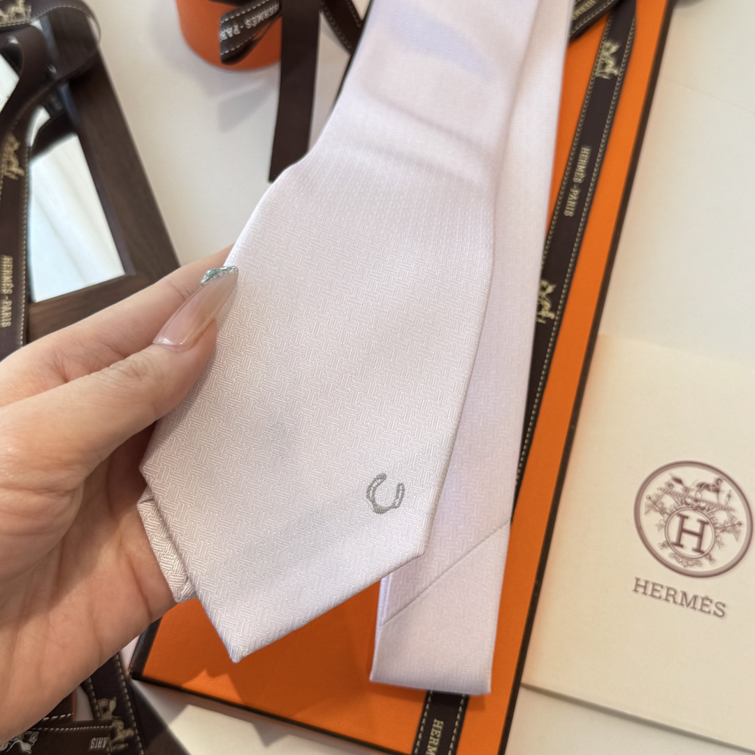 特 爱马仕男士新款领带系列👔👔，稀有H家每年都有一千条不同印花的领带面世，从最初的多以几何图案表现骑术活