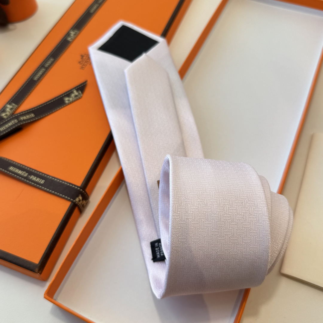 特 爱马仕男士新款领带系列👔👔，稀有H家每年都有一千条不同印花的领带面世，从最初的多以几何图案表现骑术活
