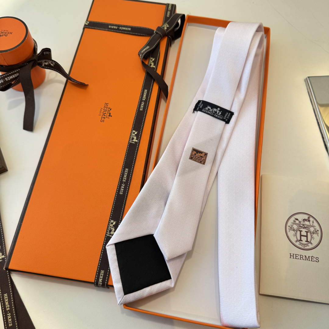 特 爱马仕男士新款领带系列👔👔，稀有H家每年都有一千条不同印花的领带面世，从最初的多以几何图案表现骑术活