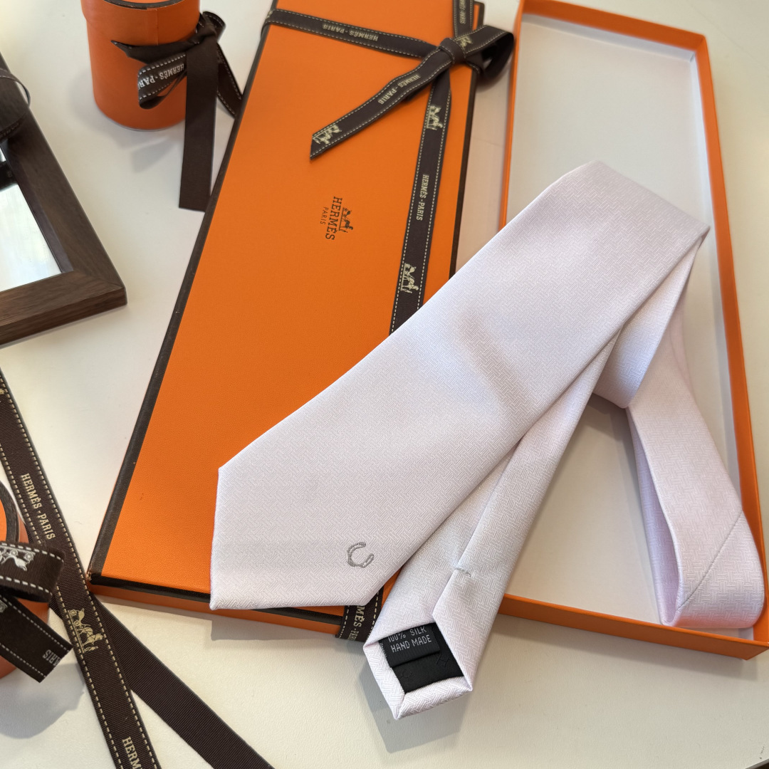 特 爱马仕男士新款领带系列👔👔，稀有H家每年都有一千条不同印花的领带面世，从最初的多以几何图案表现骑术活