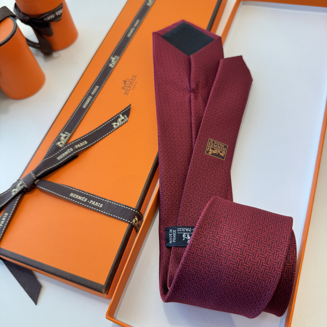 特 爱马仕男士新款领带系列👔👔，稀有H家每年都有一千条不同印花的领带面世，从最初的多以几何图案表现骑术活