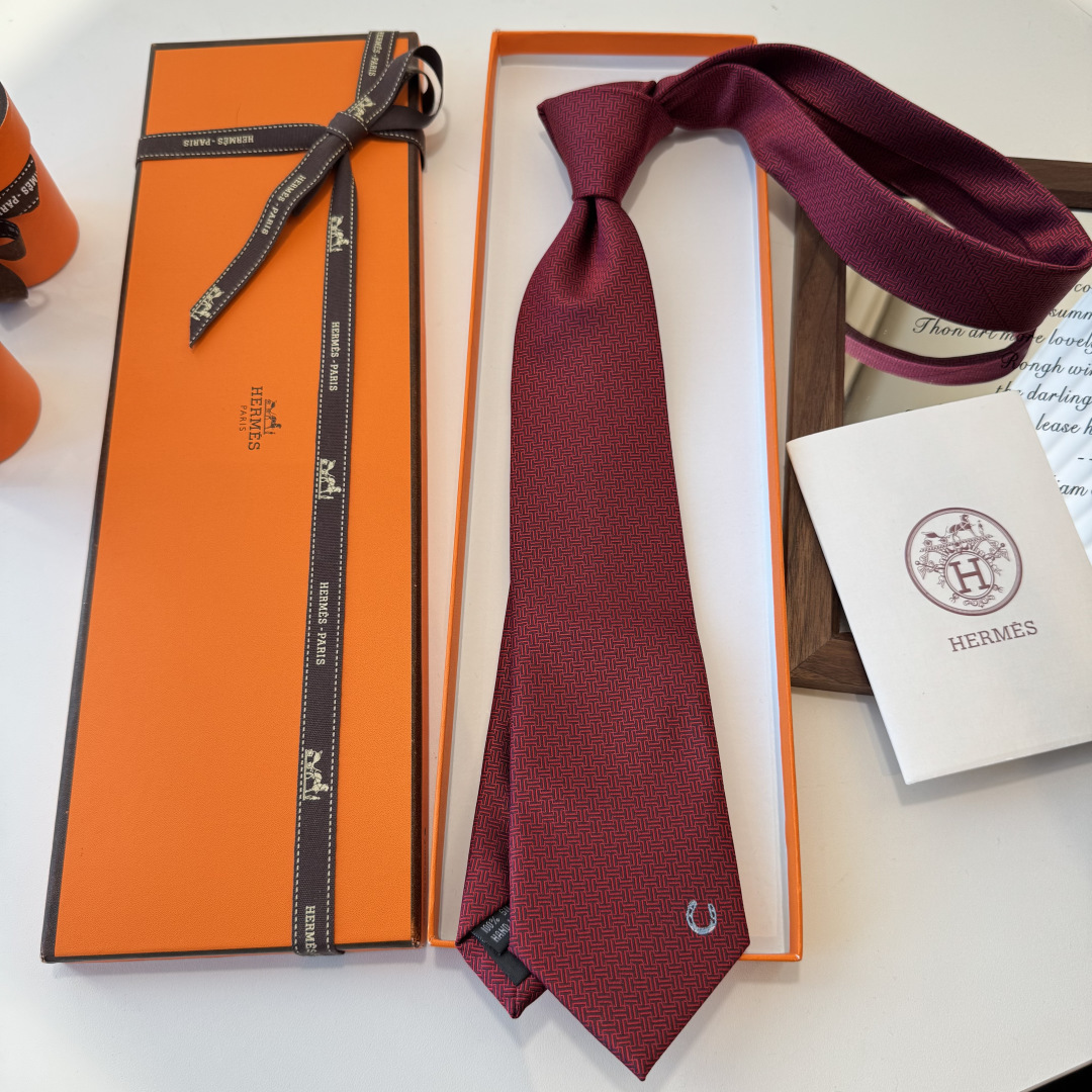 特 爱马仕男士新款领带系列👔👔，稀有H家每年都有一千条不同印花的领带面世，从最初的多以几何图案表现骑术活
