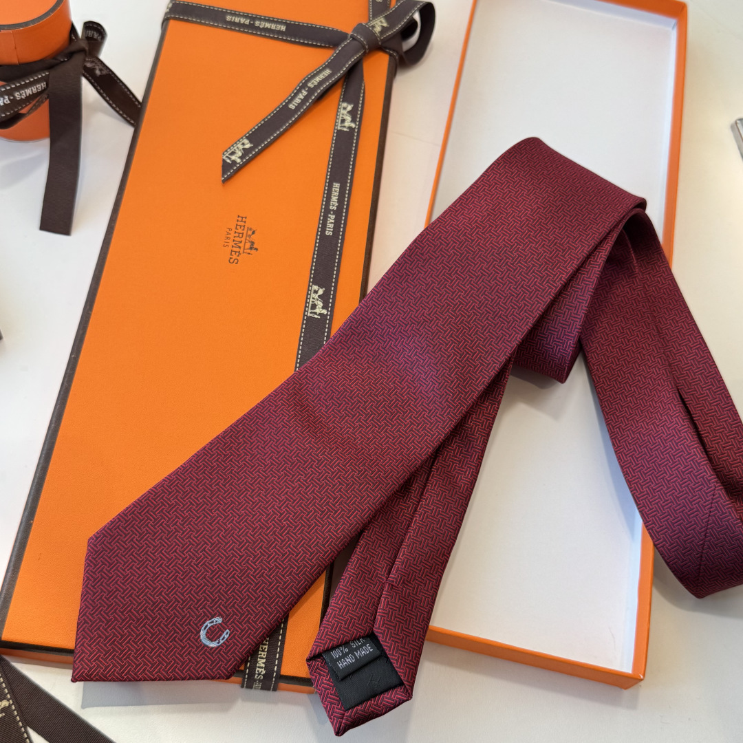 特 爱马仕男士新款领带系列👔👔，稀有H家每年都有一千条不同印花的领带面世，从最初的多以几何图案表现骑术活