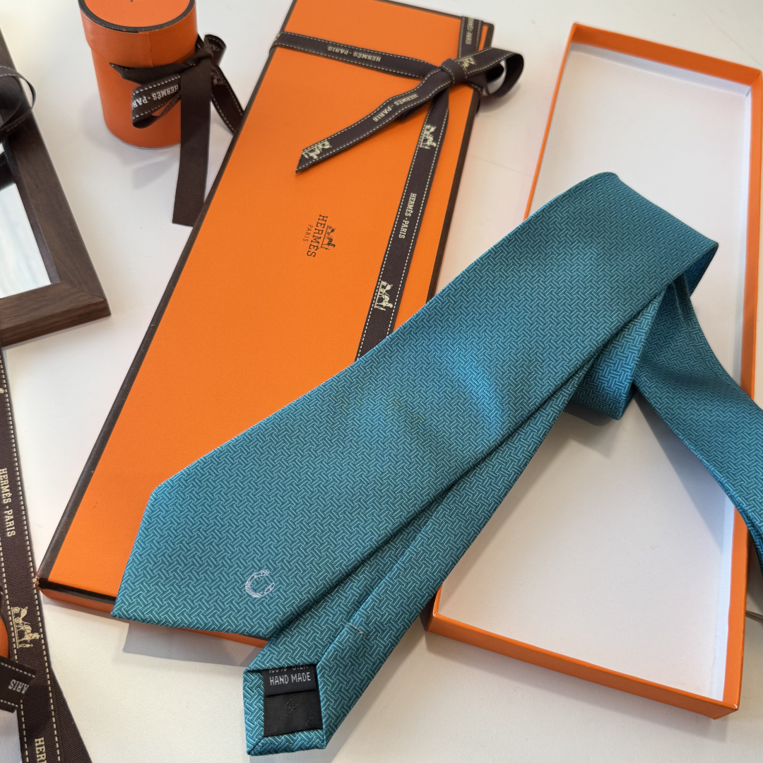 特 爱马仕男士新款领带系列👔👔，稀有H家每年都有一千条不同印花的领带面世，从最初的多以几何图案表现骑术活