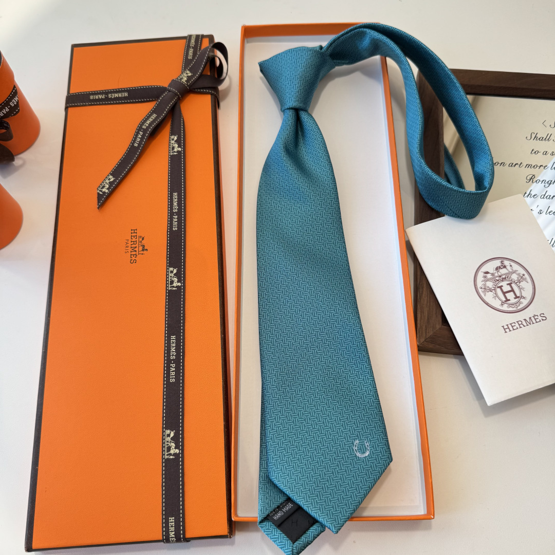 特 爱马仕男士新款领带系列👔👔，稀有H家每年都有一千条不同印花的领带面世，从最初的多以几何图案表现骑术活