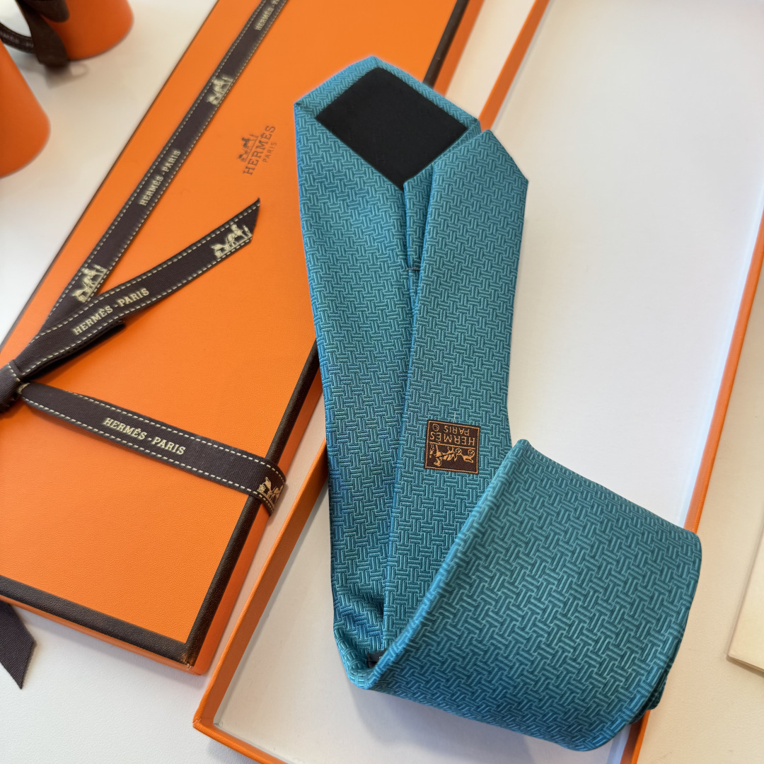 特 爱马仕男士新款领带系列👔👔，稀有H家每年都有一千条不同印花的领带面世，从最初的多以几何图案表现骑术活