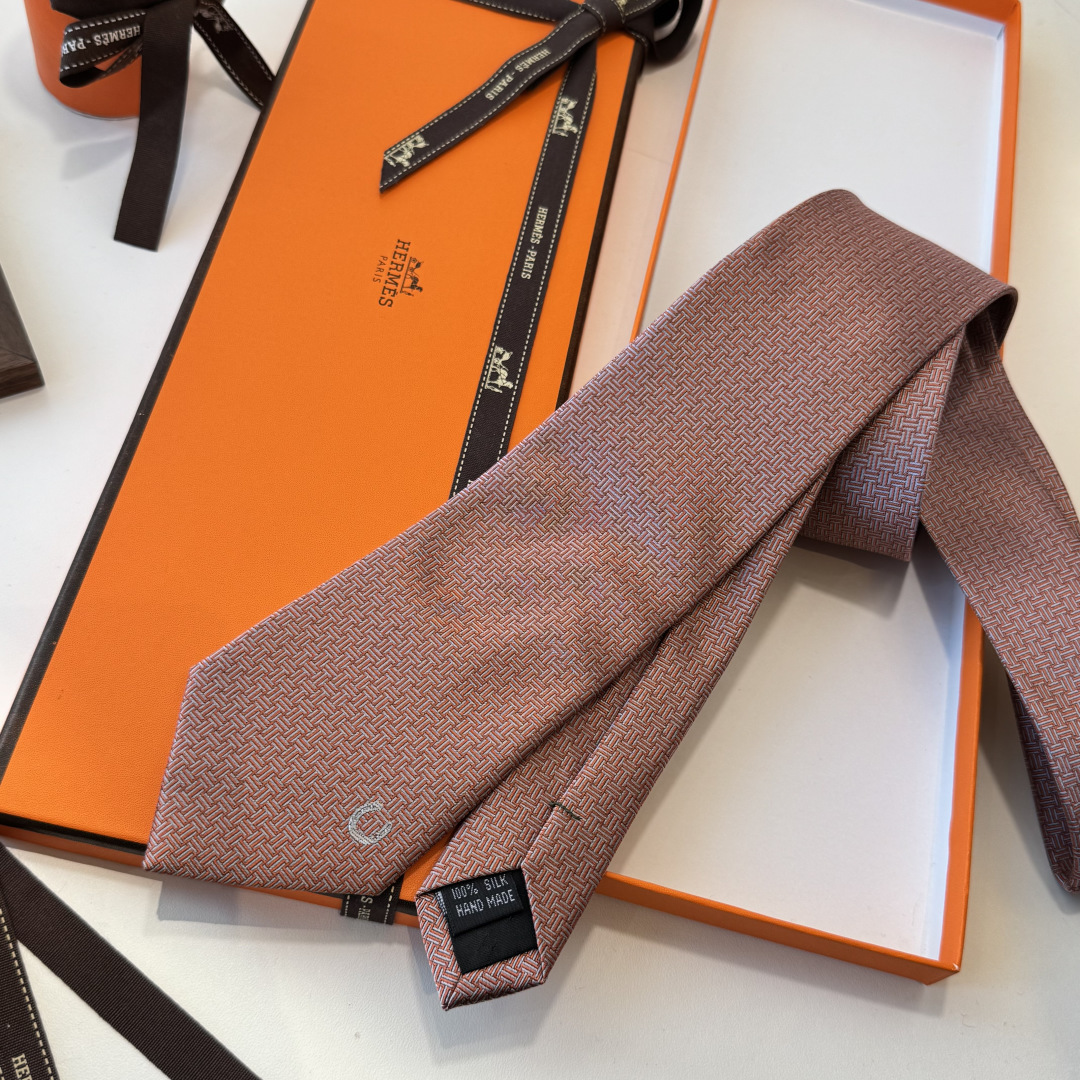 特 爱马仕男士新款领带系列👔👔，稀有H家每年都有一千条不同印花的领带面世，从最初的多以几何图案表现骑术活