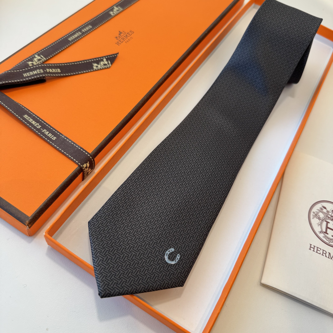特 爱马仕男士新款领带系列👔👔，稀有H家每年都有一千条不同印花的领带面世，从最初的多以几何图案表现骑术活