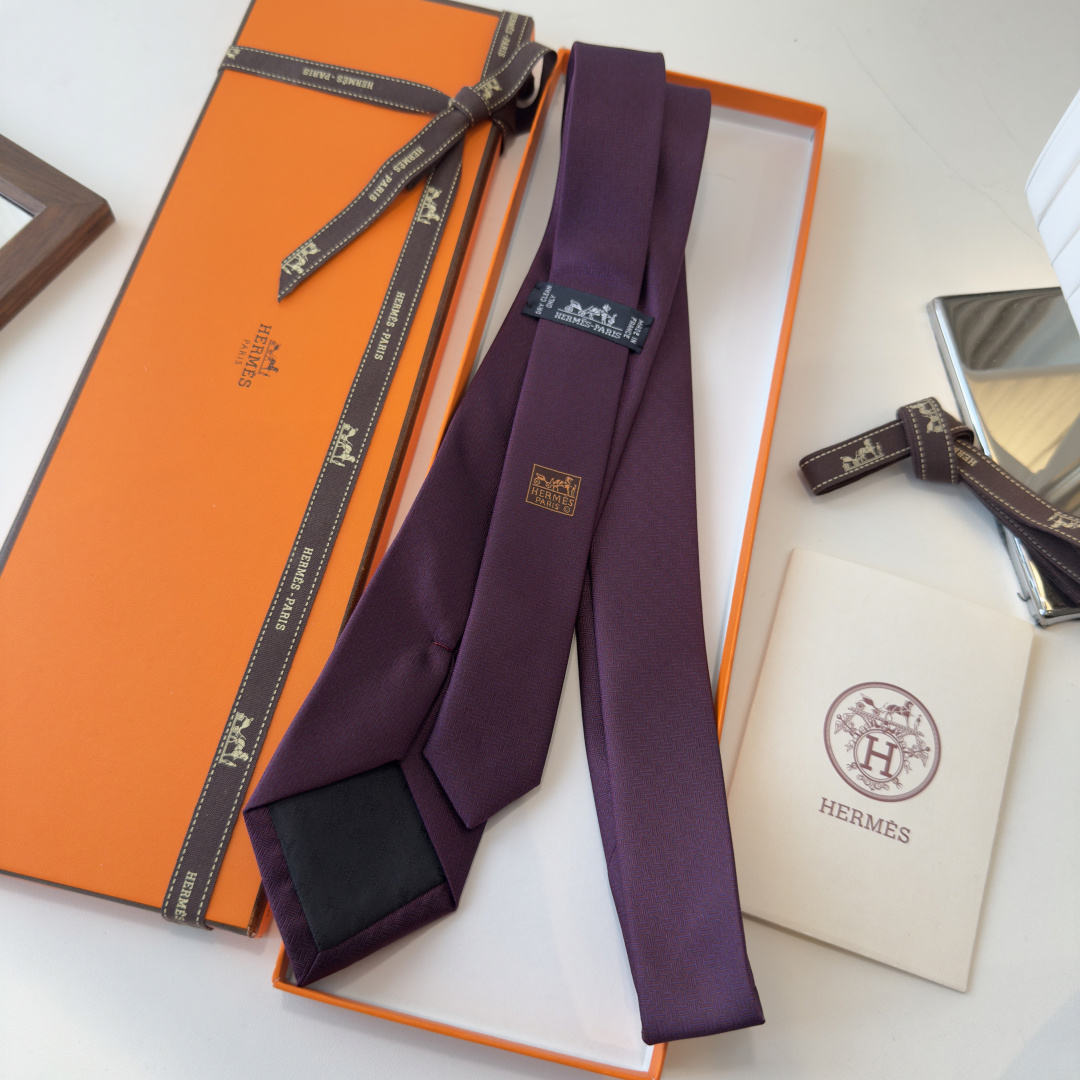 特 爱马仕男士新款领带系列👔👔，稀有H家每年都有一千条不同印花的领带面世，从最初的多以几何图案表现骑术活
