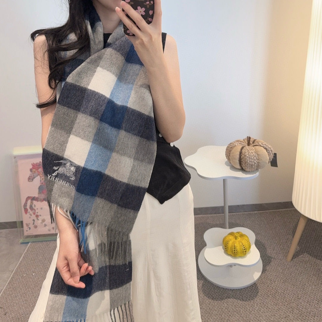 NO:726993,[First come, first served] The latest hot model from Burberry counters is coming. Top-notch double-layer yarn-dyed technology. This technology is only available in Burberry genuine factories. It is a high-end, fashionable and big-name product. The colors are super positive, super soft, warm and skin-friendly. The simple plain colors are very atmospheric... It is really a rare product. The large-size long scarf is definitely a high-end boutique that is slow and easy. Wearing it, you can go to all major counters with confidence. High version scarf, high version scarf, burberry19860909【先到先得】巴宝莉专柜最新款火爆来袭顶级双层色织工艺此工艺只有巴宝莉纯正代工厂才有的工艺高尖端产物时尚大牌颜色超正超级柔软保暖亲肤,简单的素色非常大气..真的是臻品罕见.大尺寸长巾绝对是手慢无的高端精品戴着它可以放心的去各大专柜遛弯哦高版本围巾,高版本围巾,burberry,scarf