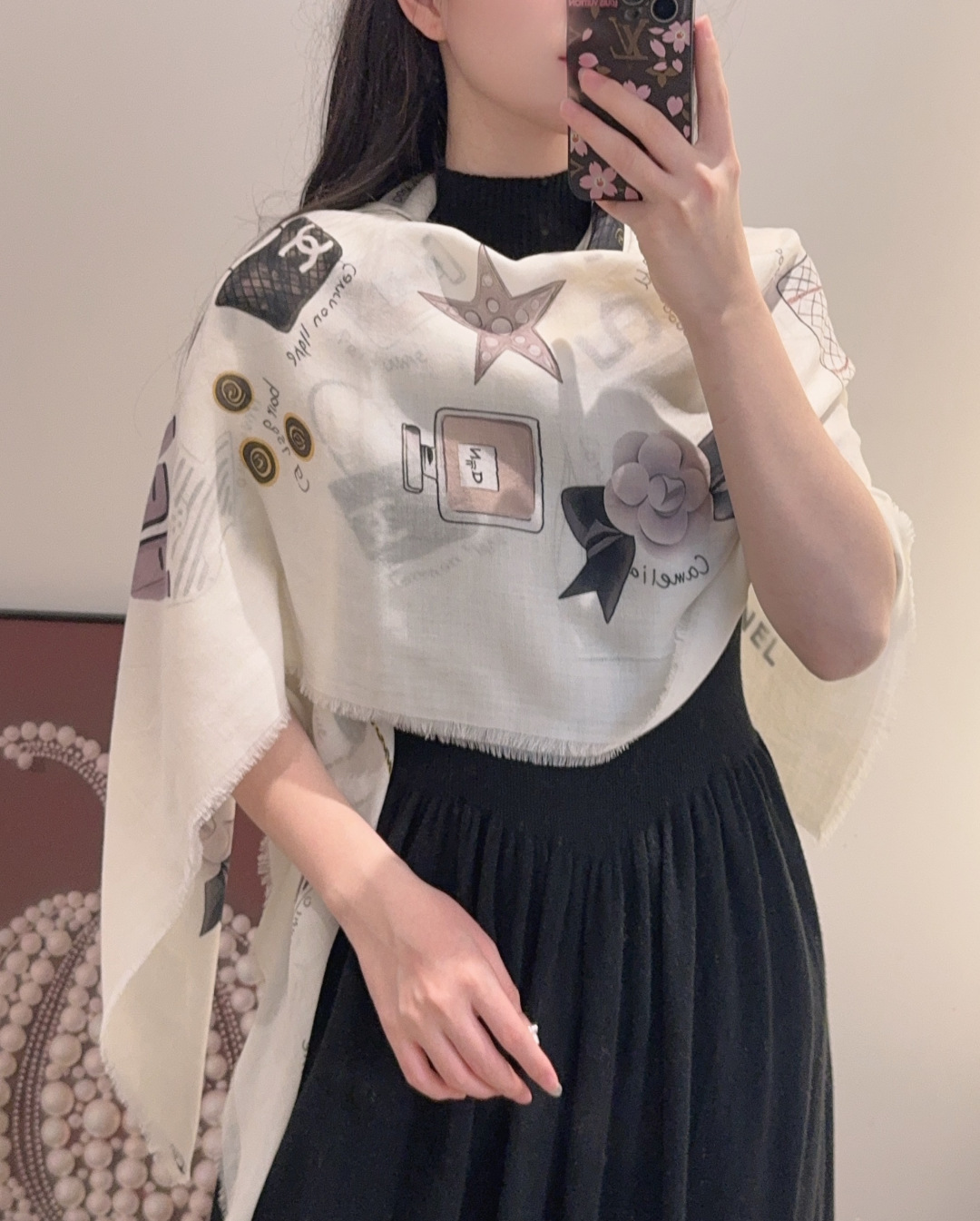 NO:727021,[Double-sided same color cashmere style] Cashmere square scarf grabs the VIP recommendation and must be quick to get it [High-end love pure cashmere Baby touch is so comfortable that it is a woman's stunner Very few goods can be used in all seasons It's really beautiful and makes people very, very excited. The upper body effect is simply beautiful. The quality is perfect. The whole scarf gives a big-name aura and is very delicate and beautiful at the same time. It is definitely a new style worth buying. Once you get the real thing, you will be glad that you are a woman's perfect product.  It is worth appreciating the perfect temperament and taste. Ditails are preferred by VIPs. Upper size is 140*140cm. Cashmere high version scarf, high version scarf19860909【双面同色 羊绒款】羊绒方巾抢VIP推荐 下手一定要快【高端 大爱 纯羊绒 婴儿触感舒服到飞女人尤物 货极少 四季都可以用真心美的让人非常非常心动 上身效果简直美翻了 品质非常完美 整个围巾给人大牌气场的同时又非常精致秀丽绝对值得入手的新款 实物一拿到就会庆幸自己是女人的绝美好货 值得品鉴完美气质品味Ditails首选VIP们 上尺寸140*140cm.羊绒高版本围巾,高版本围巾,scarf