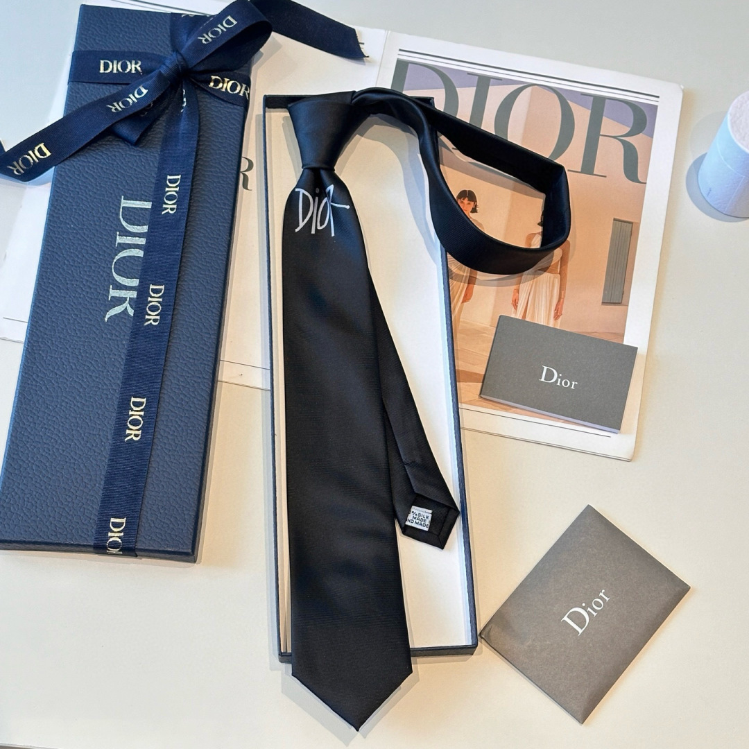 特 👔Dior男士【CD绣标领带】，稀有😻😻展现精湛手工与时尚优雅的理想选择，这款采用DO家最经典极具标