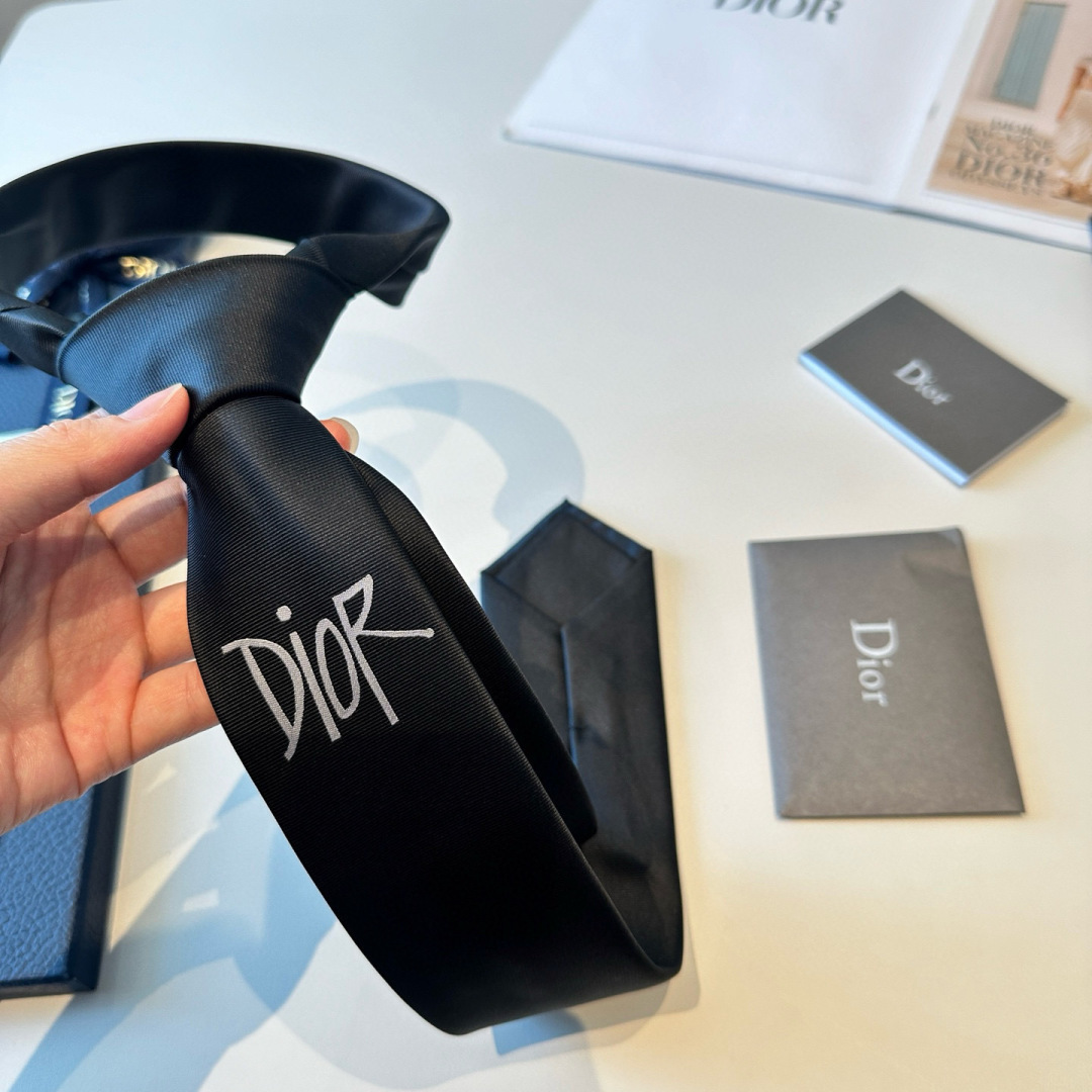 特 👔Dior男士【CD绣标领带】，稀有😻😻展现精湛手工与时尚优雅的理想选择，这款采用DO家最经典极具标