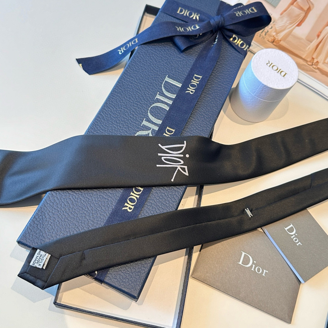 特 👔Dior男士【CD绣标领带】，稀有😻😻展现精湛手工与时尚优雅的理想选择，这款采用DO家最经典极具标