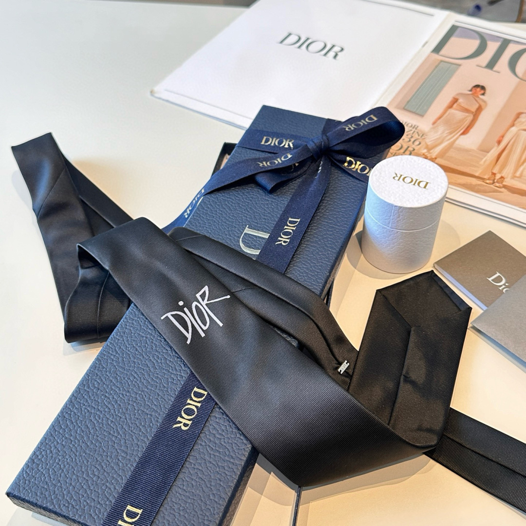 特 👔Dior男士【CD绣标领带】，稀有😻😻展现精湛手工与时尚优雅的理想选择，这款采用DO家最经典极具标