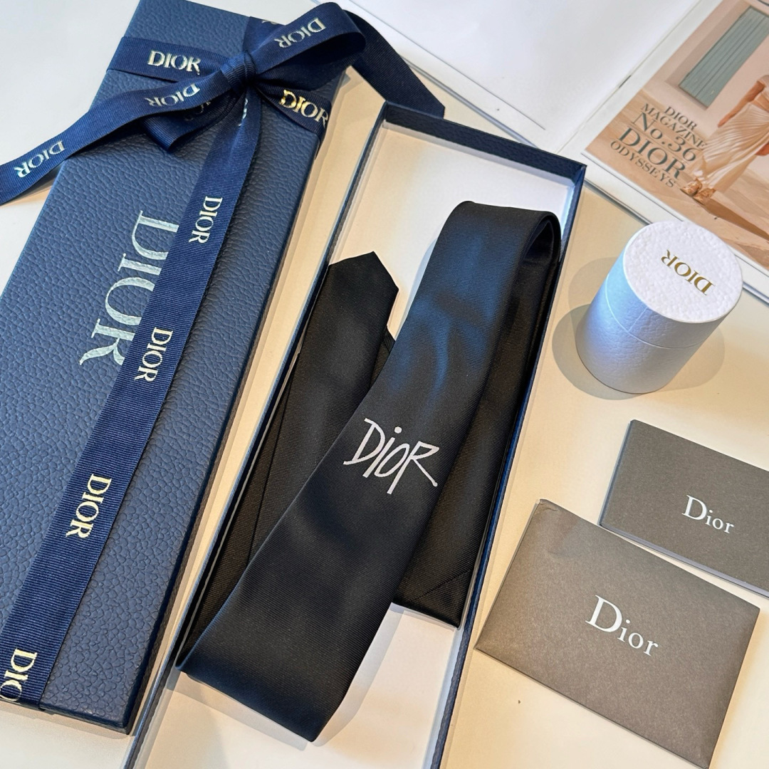 特 👔Dior男士【CD绣标领带】，稀有😻😻展现精湛手工与时尚优雅的理想选择，这款采用DO家最经典极具标