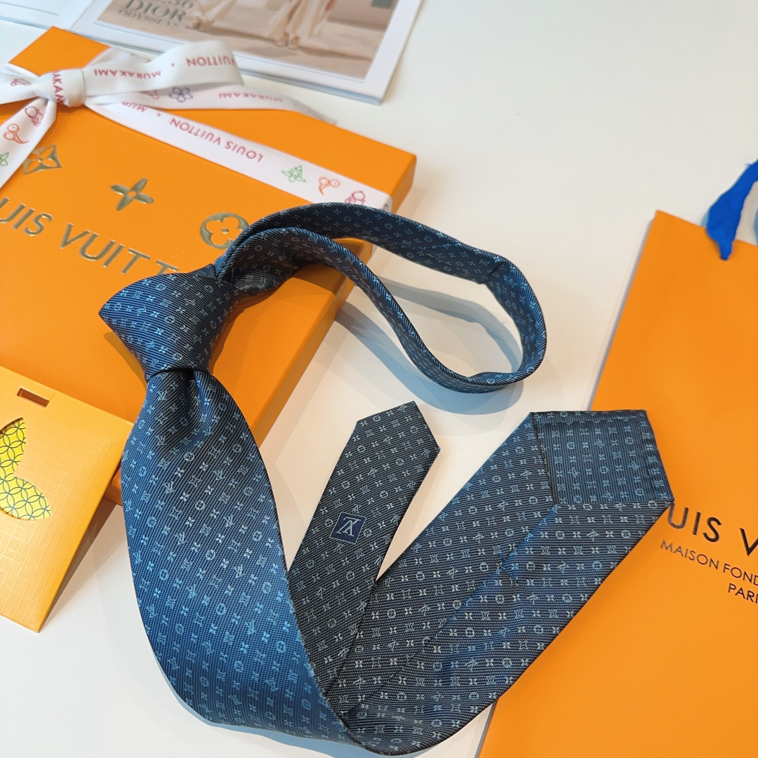 👏👏专柜同歩👔👔精致的小Logo提花，低调奢华大气的配色，这款领带将Lv标志性的Damier图案以同色调
