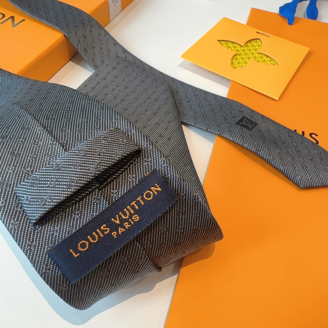 👏👏专柜同歩👔👔精致的小Logo提花，低调奢华大气的配色，这款领带将Lv标志性的Damier图案以同色调