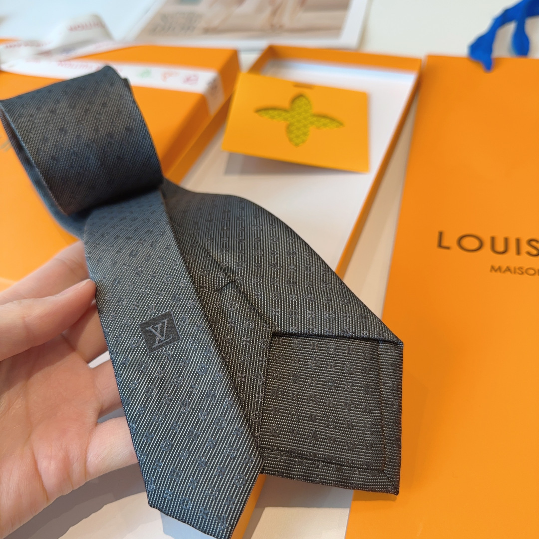 👏👏专柜同歩👔👔精致的小Logo提花，低调奢华大气的配色，这款领带将Lv标志性的Damier图案以同色调
