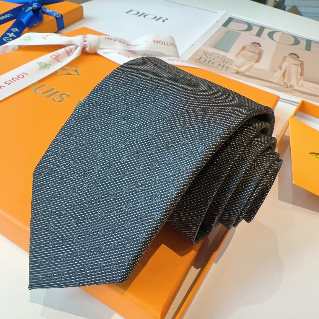 👏👏专柜同歩👔👔精致的小Logo提花，低调奢华大气的配色，这款领带将Lv标志性的Damier图案以同色调