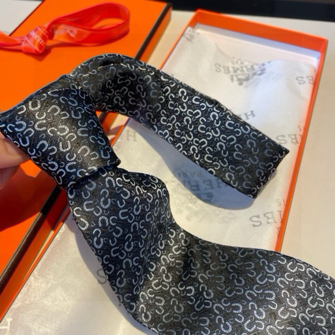 爱马仕男士新款领带系列👔👔，让男士可以充分展示自己个性。100%顶级斜纹真丝手工定制‼