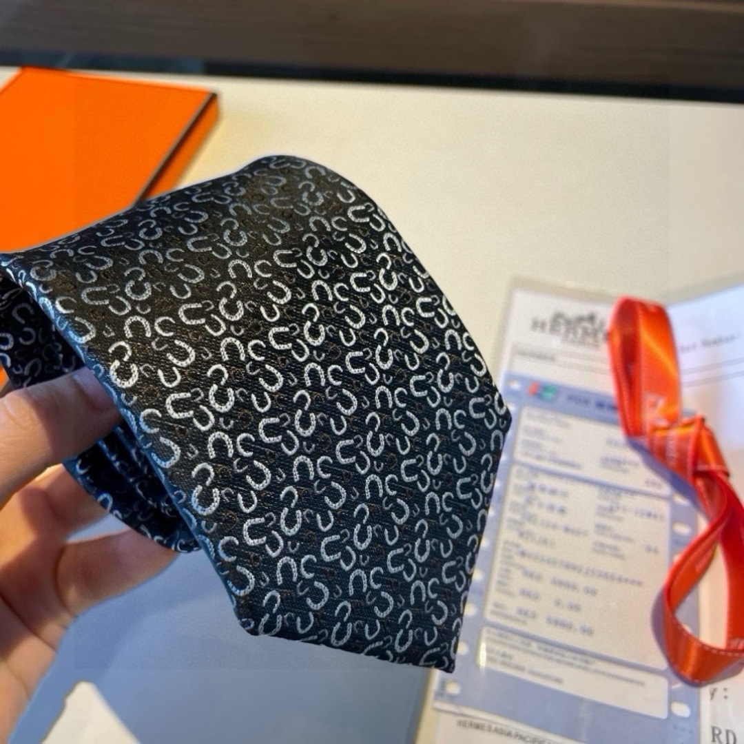 爱马仕男士新款领带系列👔👔，让男士可以充分展示自己个性。100%顶级斜纹真丝手工定制‼