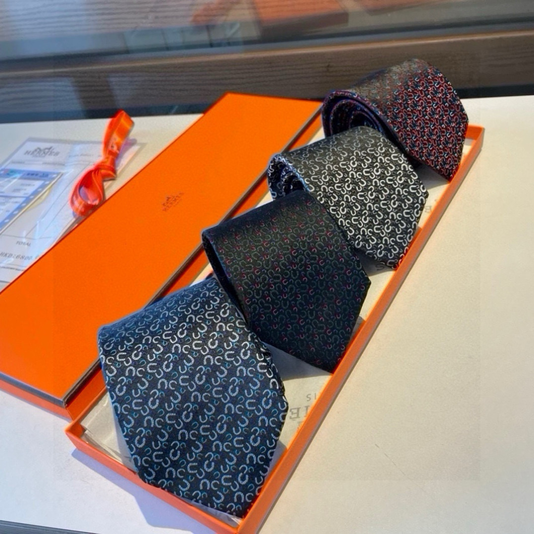 爱马仕男士新款领带系列👔👔，让男士可以充分展示自己个性。100%顶级斜纹真丝手工定制‼