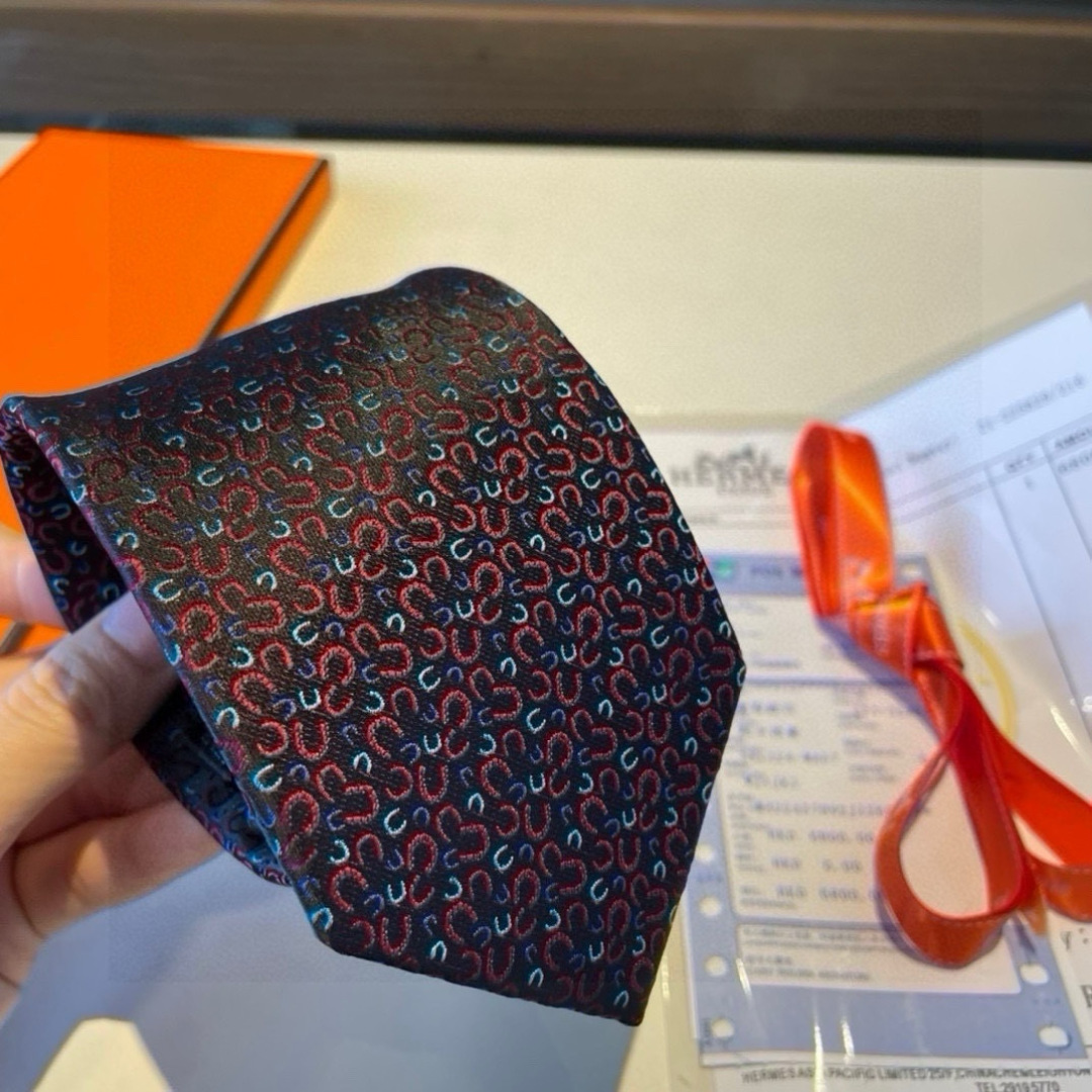 爱马仕男士新款领带系列👔👔，让男士可以充分展示自己个性。100%顶级斜纹真丝手工定制‼