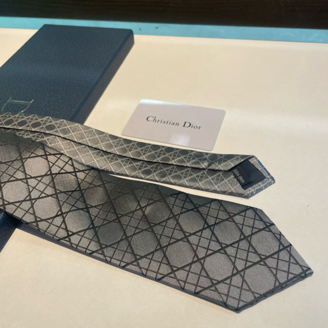 👏👏Dior家新款领带 👔👔Dior男士蚕丝藤格纹领带 稀有😻😻展现精湛手工与时尚优雅理想选择，这款采用