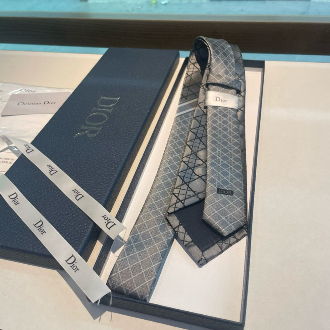 👏👏Dior家新款领带 👔👔Dior男士蚕丝藤格纹领带 稀有😻😻展现精湛手工与时尚优雅理想选择，这款采用