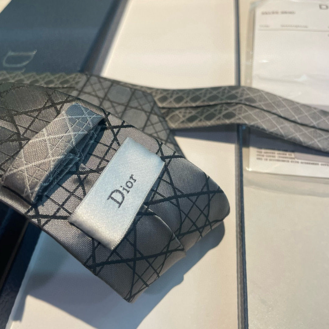 👏👏Dior家新款领带 👔👔Dior男士蚕丝藤格纹领带 稀有😻😻展现精湛手工与时尚优雅理想选择，这款采用