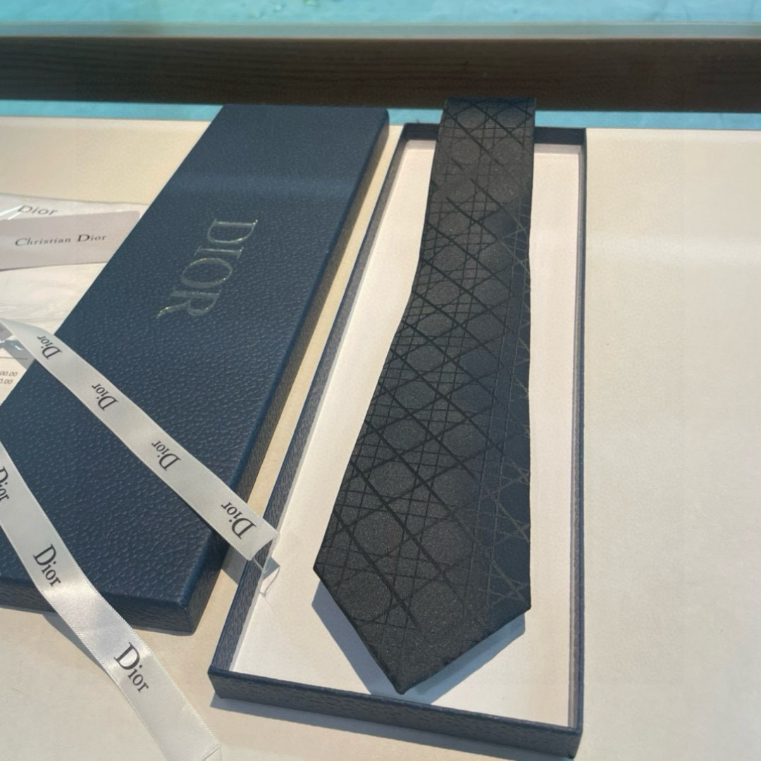 👏👏Dior家新款领带 👔👔Dior男士蚕丝藤格纹领带 稀有😻😻展现精湛手工与时尚优雅理想选择，这款采用