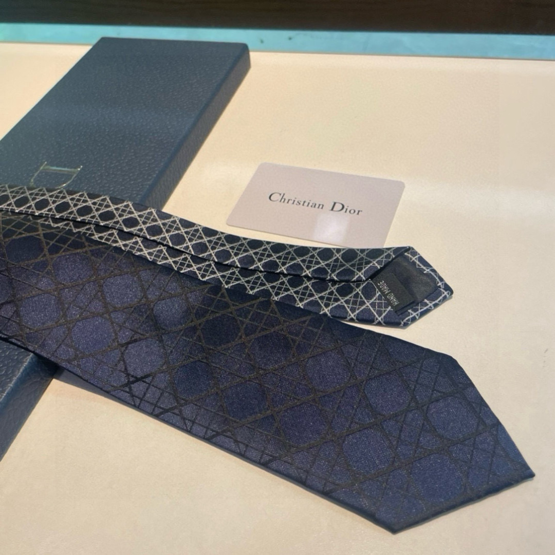 👏👏Dior家新款领带 👔👔Dior男士蚕丝藤格纹领带 稀有😻😻展现精湛手工与时尚优雅理想选择，这款采用