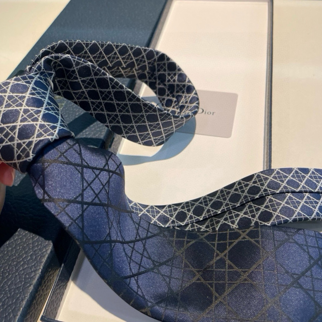 👏👏Dior家新款领带 👔👔Dior男士蚕丝藤格纹领带 稀有😻😻展现精湛手工与时尚优雅理想选择，这款采用