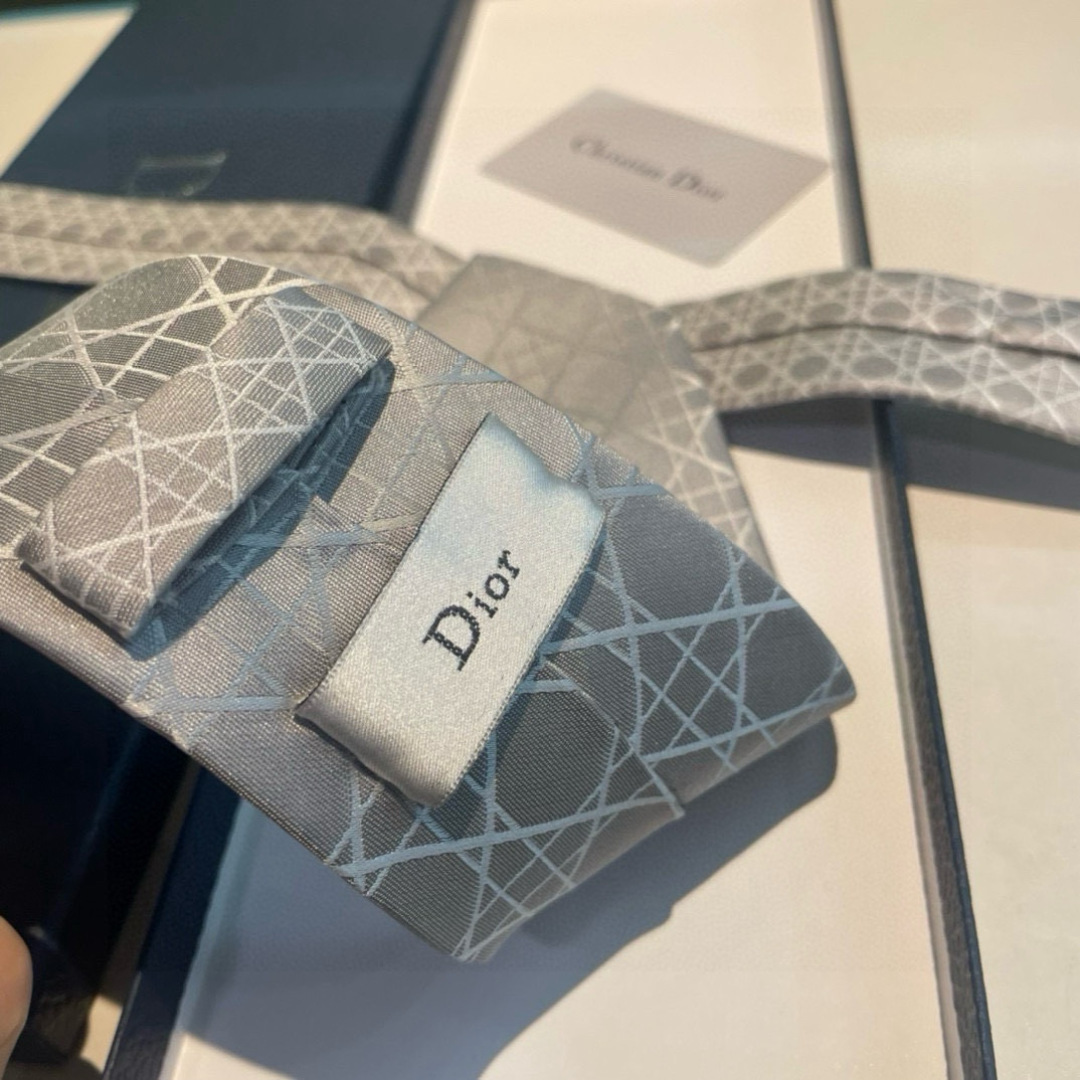 👏👏Dior家新款领带 👔👔Dior男士蚕丝藤格纹领带 稀有😻😻展现精湛手工与时尚优雅理想选择，这款采用