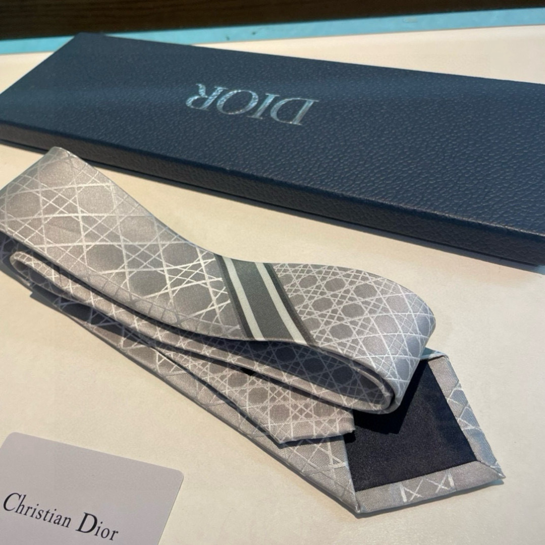 👏👏Dior家新款领带 👔👔Dior男士蚕丝藤格纹领带 稀有😻😻展现精湛手工与时尚优雅理想选择，这款采用
