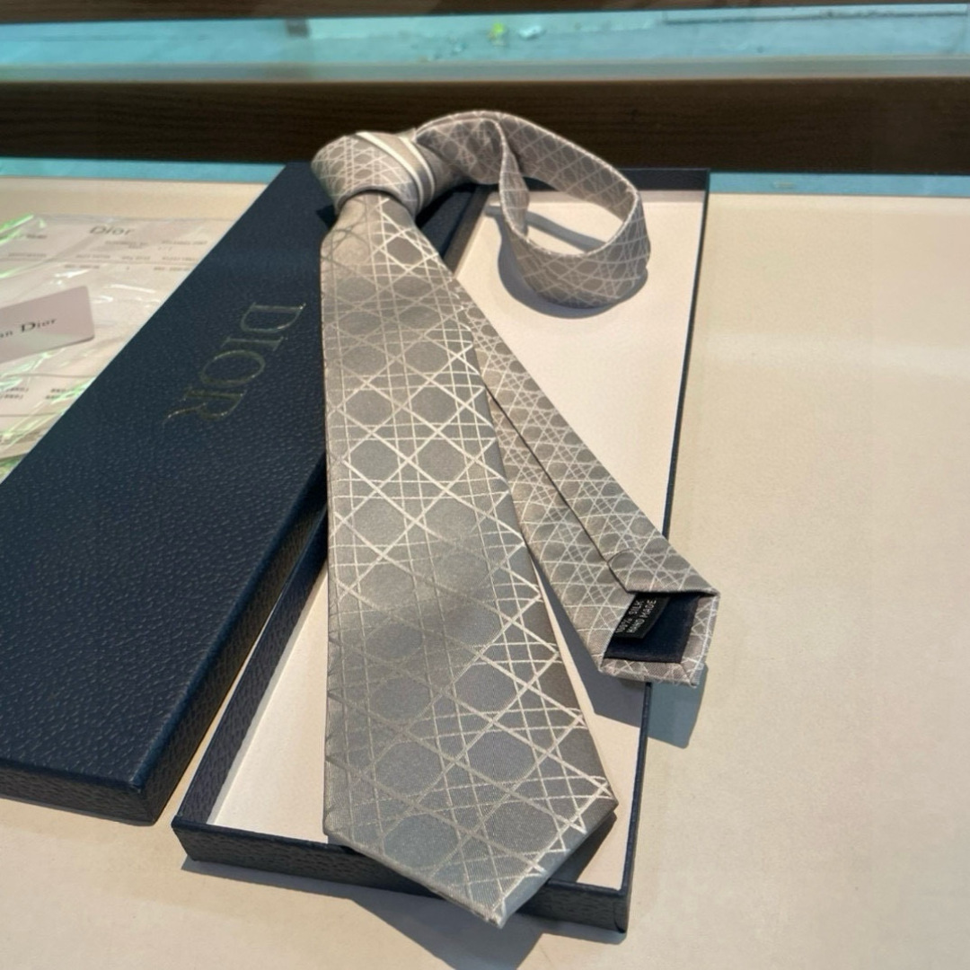 👏👏Dior家新款领带 👔👔Dior男士蚕丝藤格纹领带 稀有😻😻展现精湛手工与时尚优雅理想选择，这款采用