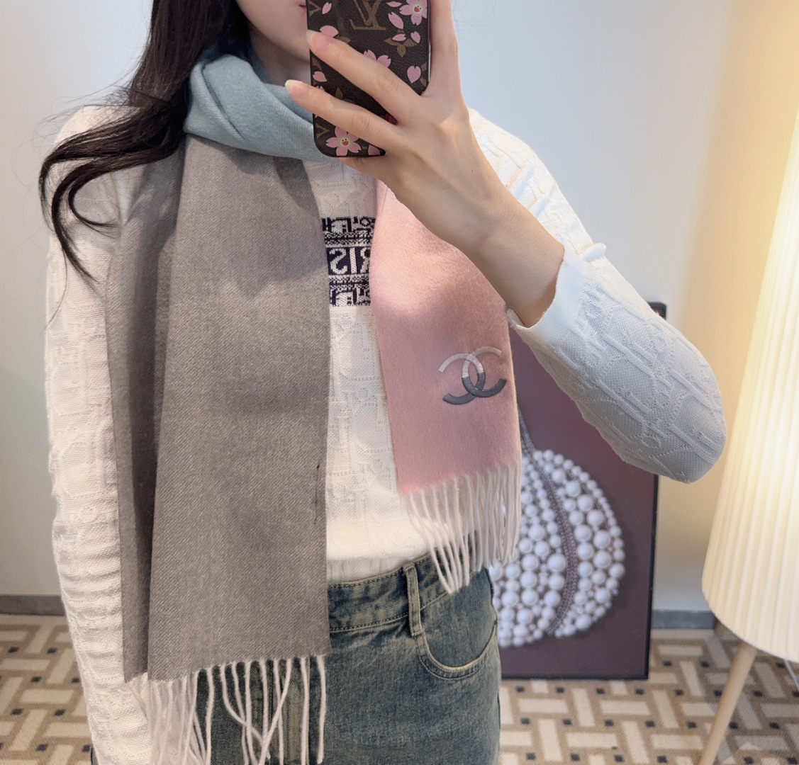 NO:726972,【Chanel ·  Chanel's rare gentle color matching, super obsessed with the temperament, low-key, quiet and elegant] Highly recommended, high-end, comfortable and fashionable temperament, simple but not simple, full of big-name style, Super Amway Grandma's soft scarf that touches the heart,  The gradient color matching design with the eye-catching hollow double C logo is the finishing touch without losing the beauty. It is the pursuit of successful people. The color is definitely a bit unique and fairy-like. It is definitely the best choice for couples. The color is elegant and not enchanting. Specifications: 35  x cm high version scarf, high version scarf, chanel, chanel19860909【Chanel · 香奈儿难得一见的温柔配色,超级迷恋气质低调恬静又不失优雅】重点推荐高级舒适时髦气质,简约却又不简单,大牌范十足,超级安利香奶奶这款触动内心的柔美围巾,渐变拼色的颜色设计搭配抢眼的镂空双C标志,点睛之笔确又不失美感,成功人士的追求,色彩绝对有点独有的仙气,绝对的情侣款不二之选,颜色淡雅,不妖娆规格35 x cm高版本围巾,高版本围巾,chanel,chanel,scarf