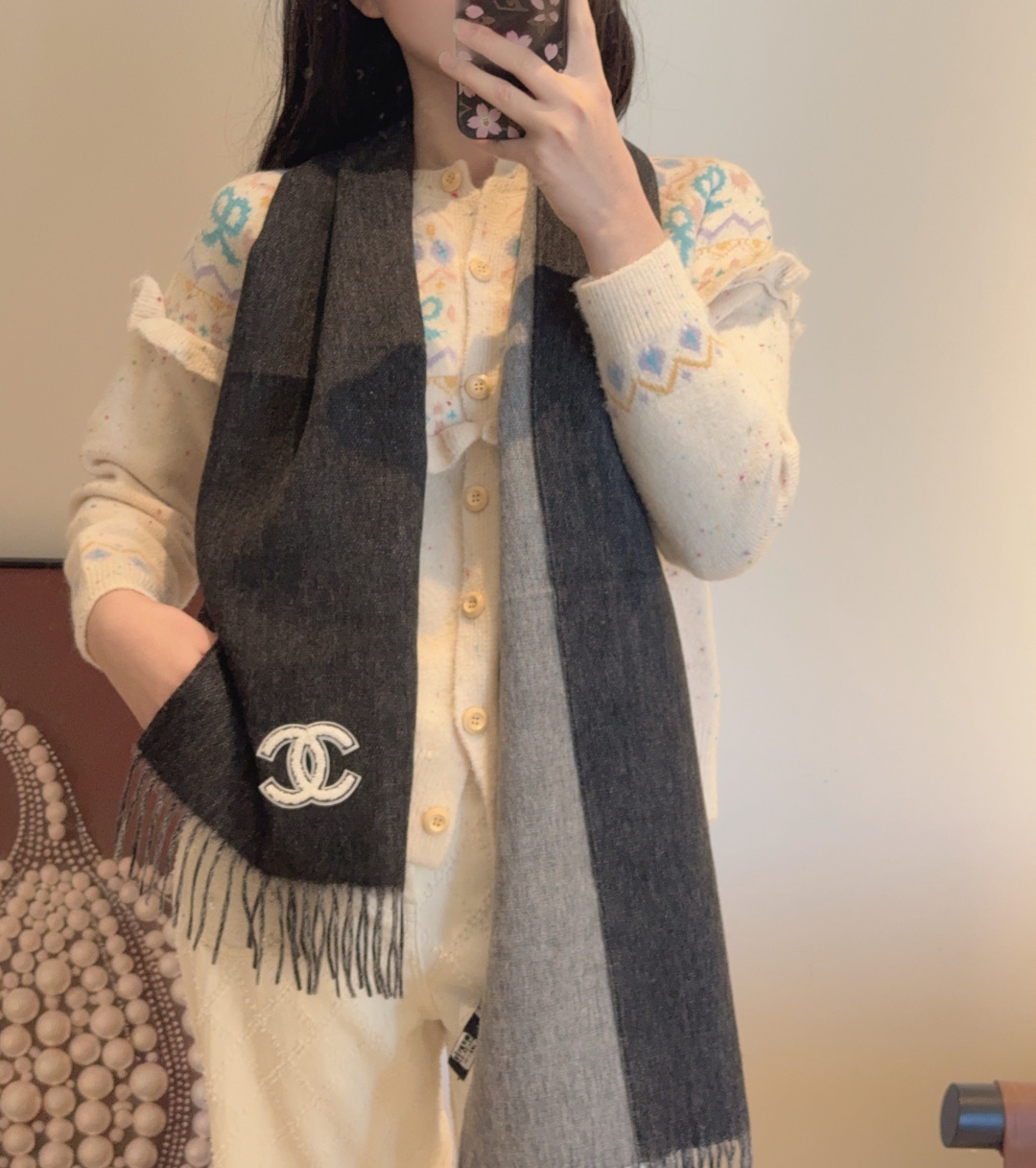 NO:727005,[CHANEL·Chanel] If you like good looks, you can buy high-quality products. It is a celebrity item, no matter how it is paired with it, it is full of temperament. The top-quality cashmere water ripple scarf, the ingredients support testing, the hand is soft and delicate, and the fried chicken is invincible. In short, both the fabric and the craftsmanship are the kind of high-end feeling at first glance!  You must know that this type of goods is only produced in small quantities. This batch of orders is also monitored very strictly. The quantity that comes out is very small. Hands are fast, some are slow, no size 30*cm cashmere high version scarf, high version scarf, chanel, chanel19860909【CHANEL·香奈儿】喜欢有颜值,高质量的亲可入手,名媛单品,无论怎么搭配都是满满的气质感,极品山羊绒水波纹小围巾,成份支持检测手感柔软细腻炒鸡无敌,总之无论是面料还是工艺都是那种一看就很高级的感觉！要知道这类货也只有少量生产,这批订单也是监控超级严格流出来的数量极少手快有手慢无size30*cm羊绒高版本围巾,高版本围巾,chanel,chanel,scarf